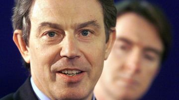 El hombre acusó a Blair de apoyar la guerra contra Irak.