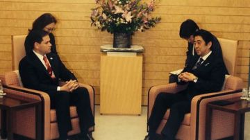 Rubio junto al primer ministro japonés, Shinzo Abe
