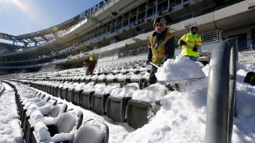 Los 80,000 lugares del MetLife Stadium tuvieron que ser limpiados tras la gran nevada del martes.