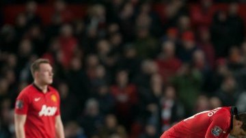 Los jugadores del Manchester United se lamentan, tras ser eliminados de la Copa de la Liga Inglesa