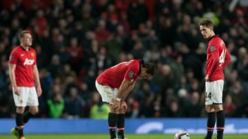Los jugadores del Manchester United se lamentan, tras ser eliminados de la Copa de la Liga Inglesa
