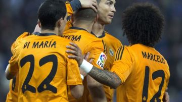 Real Madrid Karim Benzemá (2i) celebra con sus compañe-ros, el gol marcado  al Espanyol.