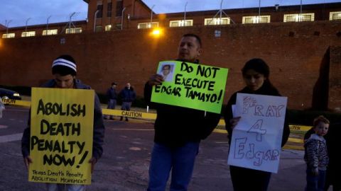 Gente a las afueras de la penitenciaría donde se supone ejecutarán a Tamayo abogan por un fin a la pena de muerte.