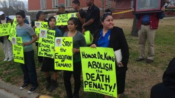 Un grupo de personas protesta la pena de muerte afuera de la penitenciaría donde está programada la ejecución de Edgar Tamayo.