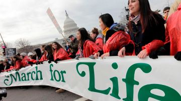 Miles de personas provenientes de todo el país marchan en Washington para manifestarse contra el aborto.