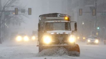 La fuerte nevada hizo que muchas carreteras en el Noreste del país estuvieran casi intransitables.