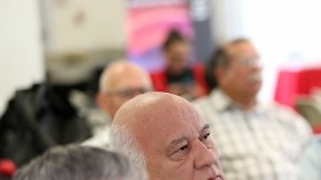 Personas interesadas en obtener un nuevo seguro médico escuchan sobre las diferentes opciones, durante unl foro comunitario.