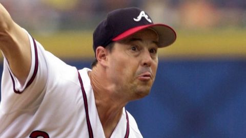 Maddux le tiene cariño a Atlanta y Chicago. Decidió no tener equipo en su placa del Salón de la Fama.