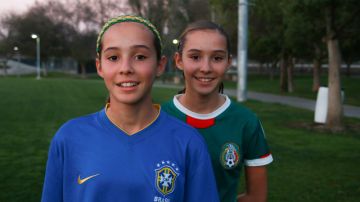 Bianca (al frente con la camiseta de Brasil) y Giovanna Bowen son hermanas y  comparten su pasión por el fútbol.