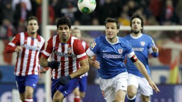 El delantero del Atlético de Madrid Diego Costa (i) pelea un balón con Gurpegi, del Athletic de Bilbao