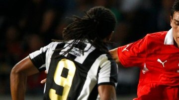 Enzo Andia, de Chile, disputa el esférico con Jonathan McDonald, de Costa Rica