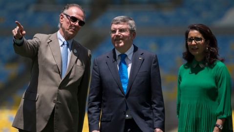 El presidente del COI, Thomas Bach con Nawal El Moutawakel, cabeza del comité de evaluación del organismo, y el presidente del Comité Olímpico brasileño Carlos Arthur Nuzman.