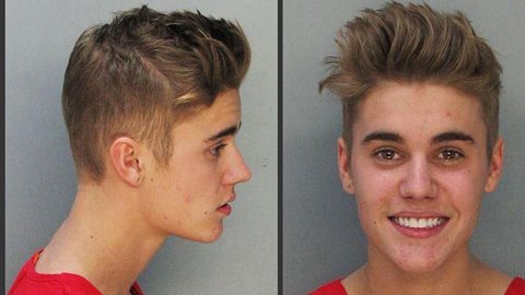 En la foto policial, Bieber sale muy sonriente.