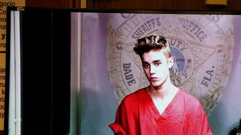 En esta imagen de video Justin Bieber aparece en la corte en Miami. Bieber fue liberado de la cárcel luego de su arresto por conducir bajo la influencia, conducir con una licencia vencida y resistencia a la autoridad.
