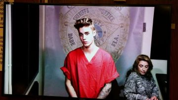 En esta imagen de video Justin Bieber aparece en la corte en Miami. Bieber fue liberado de la cárcel luego de su arresto por conducir bajo la influencia, conducir con una licencia vencida y resistencia a la autoridad.