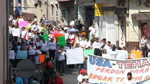 Manifestantes en contra de la ejecución de Edgar Tamayo en Cuernavaca, Morelos.