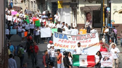 Manifestantes en contra de la ejecución de Edgar Tamayo en Cuernavaca, Morelos.