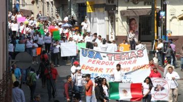 Manifestantes en contra de la ejecución de Edgar Tamayo en Cuernavaca, Morelos.