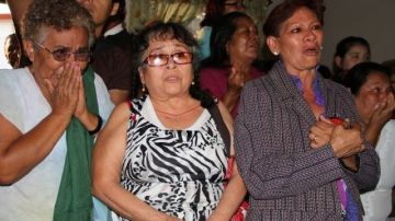 Vecinos de Miacatán en México rezan por su paisano Edgar Tamayo.