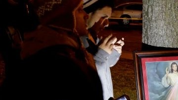La familia del reo mexicano Edgar Tamayo reza después de recibir la noticia de que la ejecución del ciudadano mexicano procedería, en Huntsville, Texas.