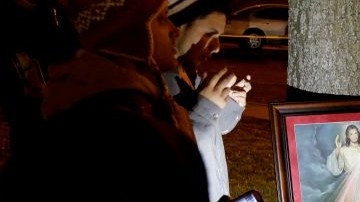 La familia del reo mexicano Edgar Tamayo reza después de recibir la noticia de que la ejecución del ciudadano mexicano procedería, en Huntsville, Texas.