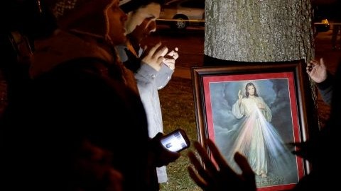 La familia del reo mexicano Edgar Tamayo reza después de recibir la noticia de que la ejecución del ciudadano mexicano procedería, en Huntsville, Texas.