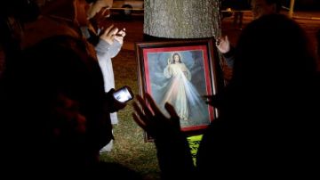 La familia del reo mexicano Edgar Tamayo reza después de recibir la noticia de que la ejecución del ciudadano mexicano procedería, en Huntsville, Texas.