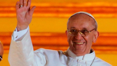 El papa Francisco alabó el uso de las nuevas tecnologías, aunque advirtió de algunos peligros que conllevan.