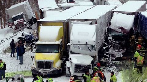 La imagen captada por un teléfono celular muestra un choque múltiple en la autopista interestatal 94 cerca de Michigan City, Indiana.