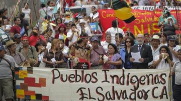 Representantes indígenas de El Salvador en una marcha el 11 de abril de 2013, para que se ratifique una reforma constitucional que reconoce la existencia de los pueblos autóctonos de El Salvador.