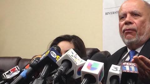 "Brianna", la segunda joven en acusar de abuso sexual a una exmaestra de Riverside, durante una conferencia de prensa donde pide no ser identificada.