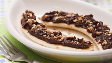 Barquitos de plátano con chocolate y crema de cacahuate.