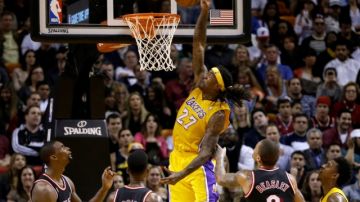 El pivote Jordan Hill, de Lakers, logra un clavado  en el segundo período del juego de anoche en Miami.
