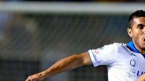 Oribe Peralta, delantero del Santos Laguna, intenta proteger el esférico