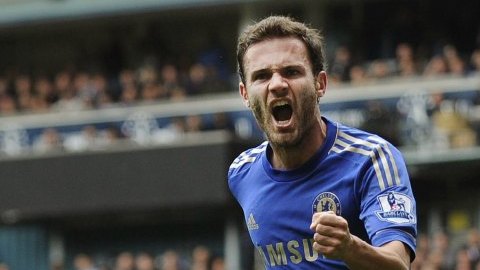 El delantero español Juan Mata pasó del Chelsea al Manchester United
