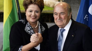 La presidenta brasileña Dilma Rousseff posa con el presidente de la FIFA, Joseph Blatter, durante una  reunión  en Zurich, Suiza.
