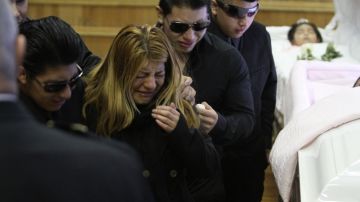 Luzmila Alvarado, madre de Deisy García, no pudo contener el llanto al ver los cadáveres de su hija y nietas.