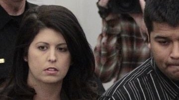 Erick Muñoz llega a una audiencia en la corte para decidir si su esposa se ​​le retira el respirador artificial, en Fort Worth, Texas.