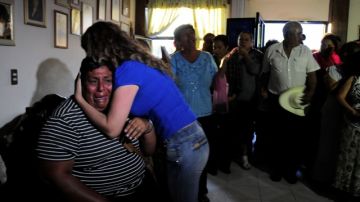 Edelmira Arias es confortada momentos después de enterarse de la ejecución de su primo Edgar Tamayo, cuya familia se reunió en la casa de sus padres en Miacatlán, México.