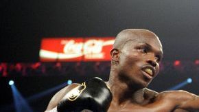Timothy Bradley (i) de Palm Springs, California, aterriza un golpe contra Manny Pacquiao, durante  la pelea por el título mundial de la división welter de la OMB en Las Vegas, el 9 de junio de 2012.