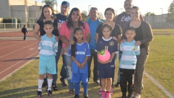 Los pequeños, pero  talentosos jugadores de la Liga Liberty,   viven el futbol apoyados por sus padres que los acompañan a sus juegos y entrenamientos.