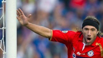 Mariano Pavone celebra uno de sus goles