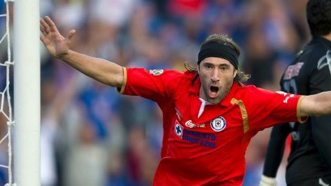 Mariano Pavone celebra uno de sus goles