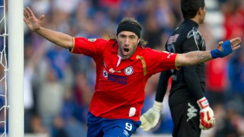 Mariano Pavone celebra uno de sus goles