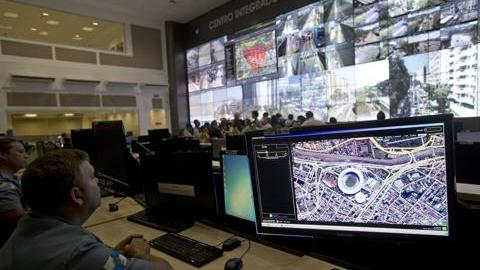 Oficiales de la policía vigilan el estadio Maracaná en el Centro Integrado de Comando y Control en Río de Janeiro.