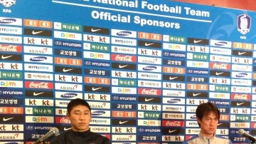 Hung Myung Bo, Jorge Luis Pinto y Michael Umaña hablan en rueda de prensa.