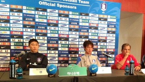 Hung Myung Bo, Jorge Luis Pinto y Michael Umaña hablan en rueda de prensa.