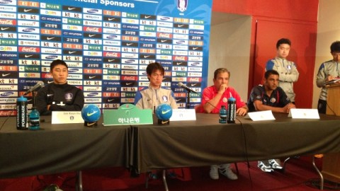 Hung Myung Bo, Jorge Luis Pinto y Michael Umaña hablan en rueda de prensa.