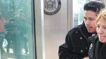 Luzmila Alvarado, madre de Deisy García quien fue asesinada junto a sus dos niñas, entra a la Corte Criminal de Queens para asistir a la presentación de cargos contra su yerno Miguel Mejía Ramos.