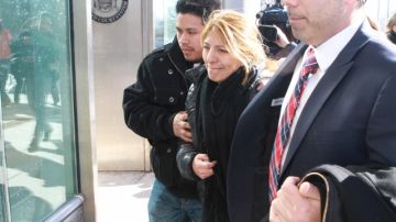 Luzmila Alvarado, madre de Deisy García quien fue asesinada junto a sus dos niñas, entra a la Corte Criminal de Queens para asistir a la presentación de cargos contra su yerno Miguel Mejía Ramos.